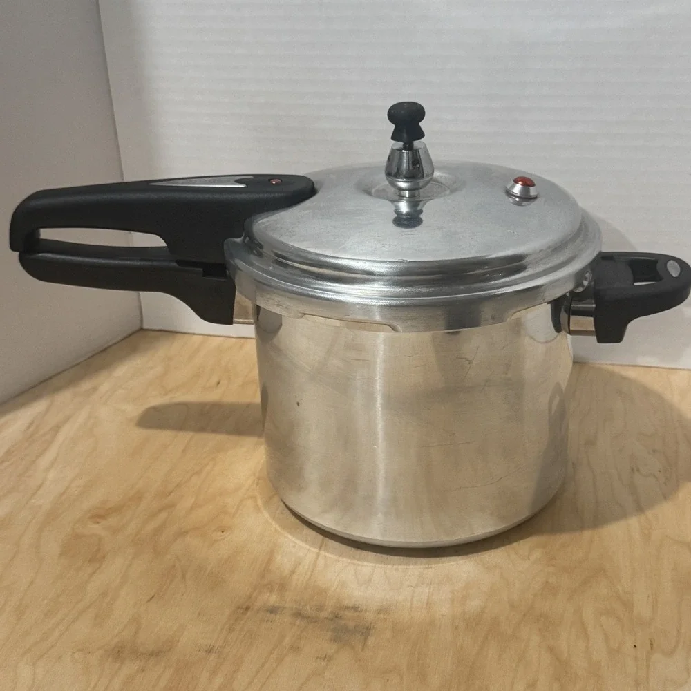 Mirro-Matic Pressure Cooker 92140 4 QT Silver Aluminum Never Used